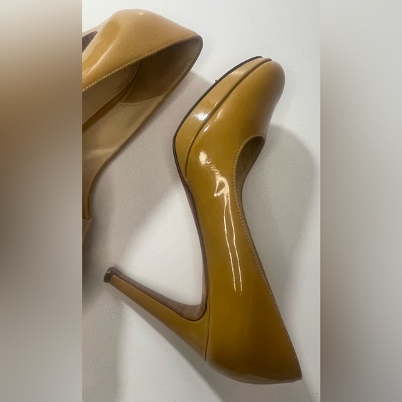 Cole Haan Beige Patent Leather Air Heels Pumps Womens Size 7B Mustard - Picture 12 of 12